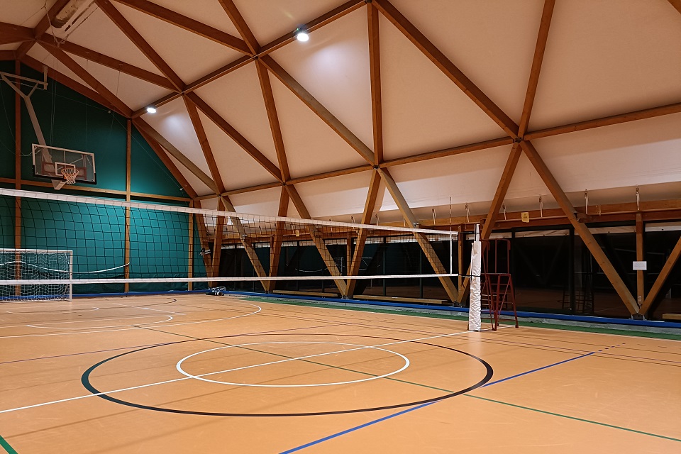Gli impianti sportivi di Camerata Cornello consistono in un campo da calcio esterno e in una tensostruttura che accoglie un campo da pallavolo, da tennis, da calcetto e da basket.